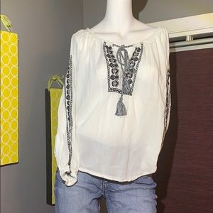 Kensie Jeans- white with black embroidery blouse💕